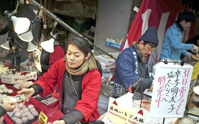 Final New Year auction for 80-year-old Tokyo fish market | South